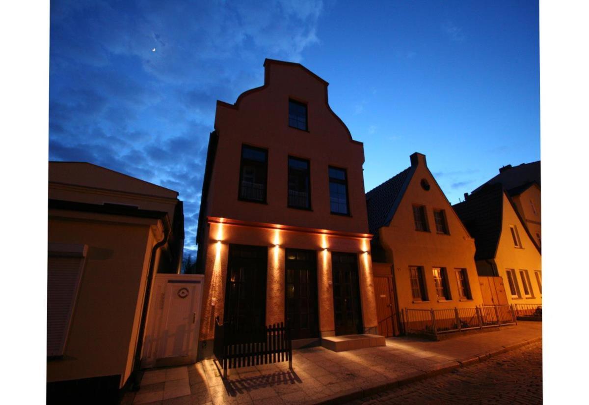 Captain Hook: Dz Jolle, In Leuchtturmnaehe Rostock